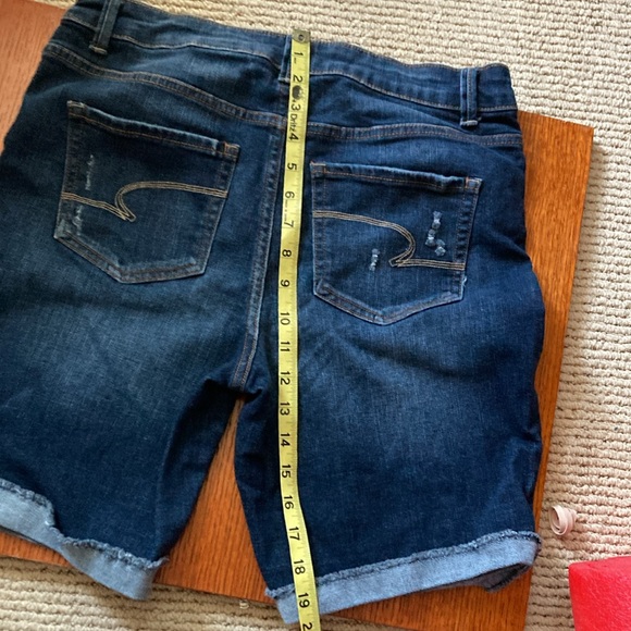 TIME AND TRU High Rise Button Fly Distressed blue jean shorts. Size 8 - Picture 7 of 7